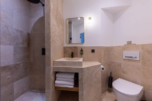 A modern bathroom with a shower, sink, and toilet. - Marais - 2 Bedrooms 2 Living rooms in Paris (Paris)