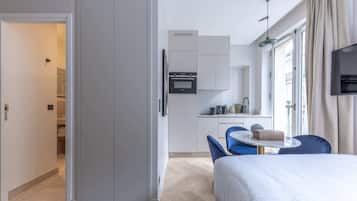 1 habitación, escritorio, tabla de planchar con plancha y wifi