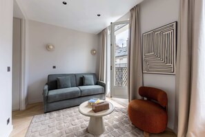 Télévision, livres, espaces bureaux