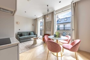 TV, bøker og kontorer