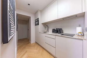 Fridge, microwave, oven, stovetop - Marais - 2 Bedrooms in Paris (Paris)