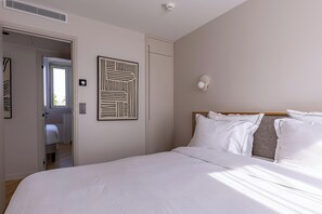 2 bedrooms, desk, iron/ironing board, WiFi