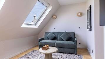 Televisión, libros y oficina