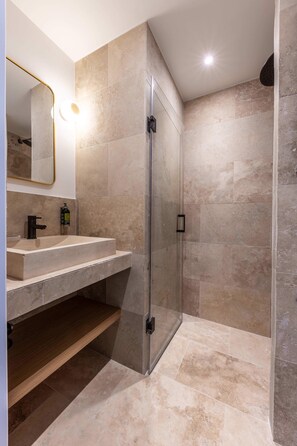 Shower, hair dryer, towels - Marais - One Bedroom in Paris (Paris)