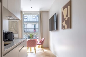 Fridge, microwave, oven, stovetop - Marais - One Bedroom in Paris (Paris)