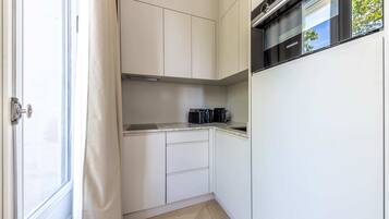 Geladeira, micro-ondas, fogão, cooktop