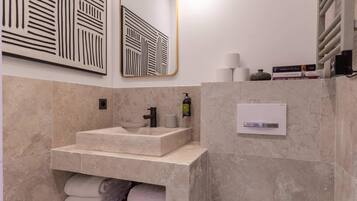 Dusj, hårføner og håndklær