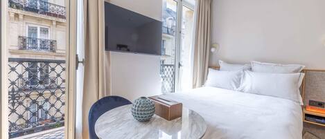 1 dormitorio, escritorio, tabla de planchar con plancha y wifi