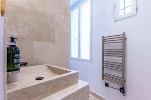 Shower, hair dryer, towels