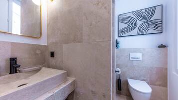 Dusche, Haartrockner, HandtĂŒcher