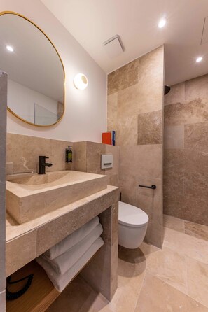 Een douche, een haardroger, handdoeken