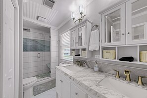 Shower, towels - Pirate's Beach Retreat! A short walk to the beach. (Galveston)