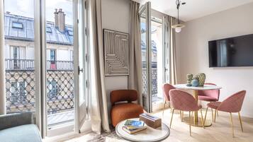 Tv, böcker och kontor