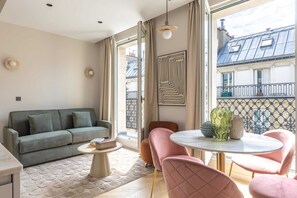TV, books, offices - Marais - One Bedroom in Paris (Paris)