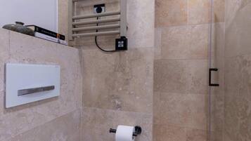 Douche, sĂšche-cheveux, serviettes fournies