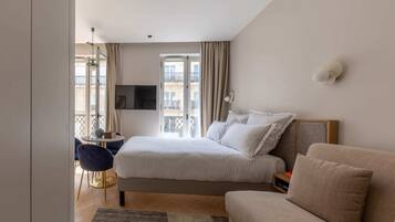 Télévision, livres, espaces bureaux