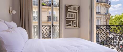 2 bedrooms, desk, iron/ironing board, WiFi