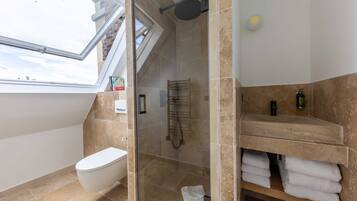 Douche, sĂšche-cheveux, serviettes fournies