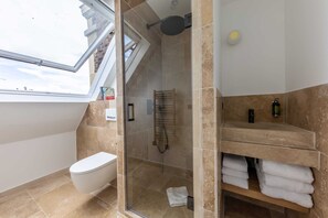 Een douche, een haardroger, handdoeken