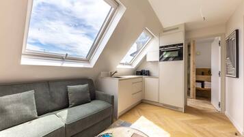 Télévision, livres, espaces bureaux