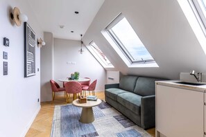 Télévision, livres, espaces bureaux