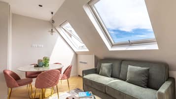 Télévision, livres, espaces bureaux