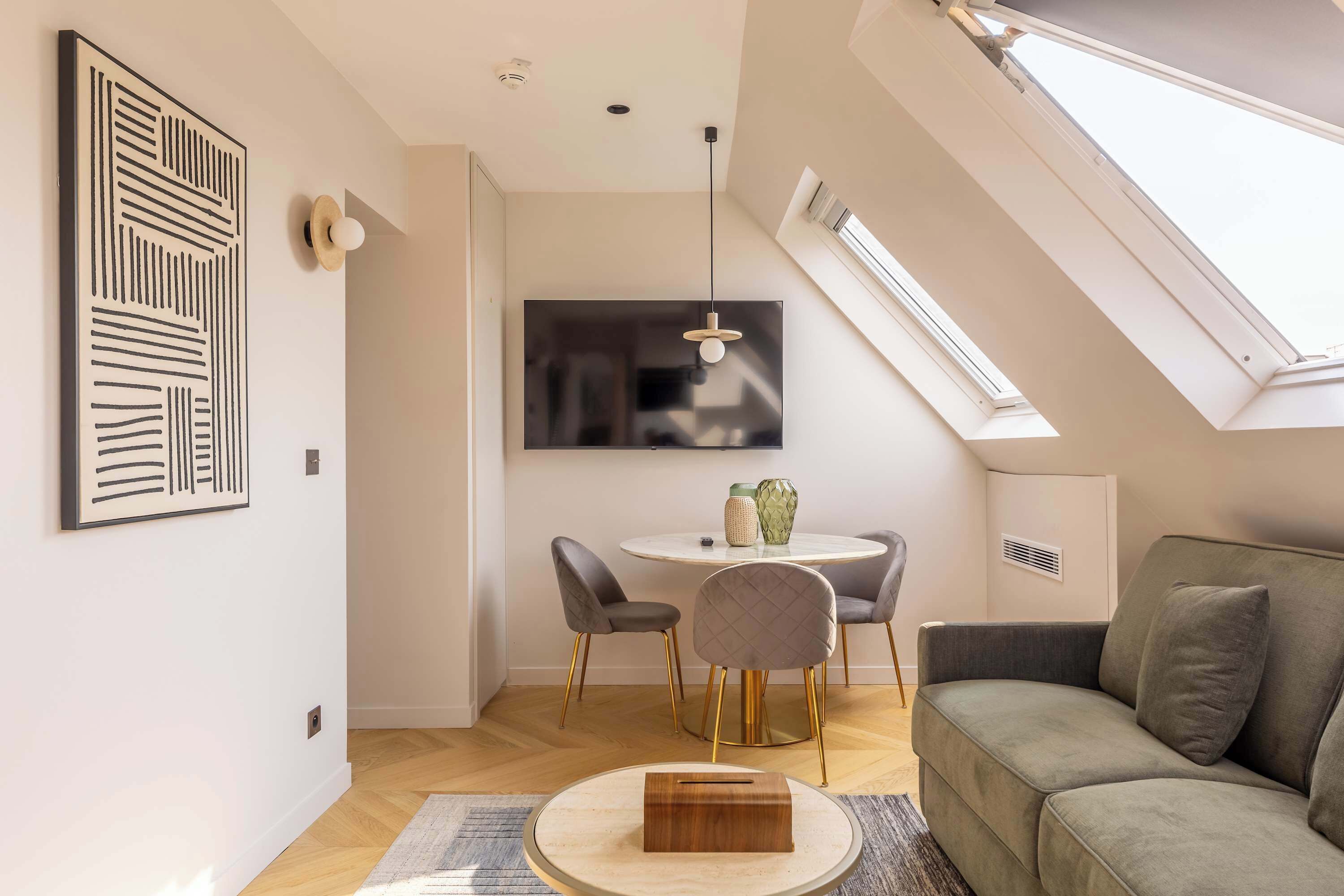 Televisión, libros y oficina 