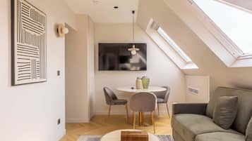 Televisión, libros y oficina