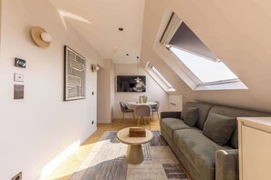 TV, livros, escritórios