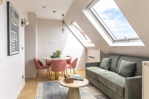 Télévision, livres, espaces bureaux