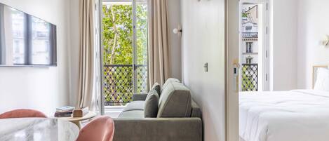 2 bedrooms, desk, iron/ironing board, WiFi