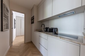 Geladeira, micro-ondas, fogão, cooktop