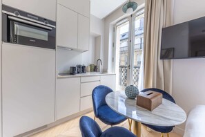 Réfrigérateur, micro-ondes, four, plaque de cuisson