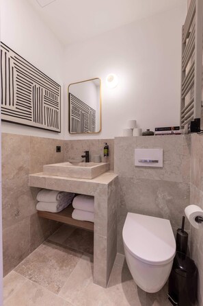 Douche, sèche-cheveux, serviettes fournies