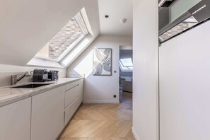 Réfrigérateur, micro-ondes, four, plaque de cuisson
