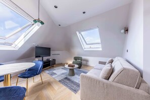 テレビ、書庫、書斎 / ワークスペース