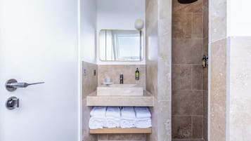 Dusche, Haartrockner, Handtücher