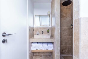 シャワー、ヘアドライヤー、タオル