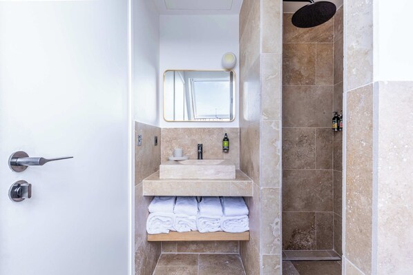 Shower, hair dryer, towels