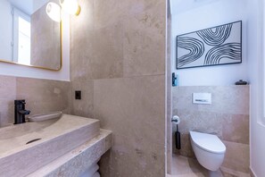 Shower, hair dryer, towels - Marais - 2 Bedrooms in Paris (Paris)