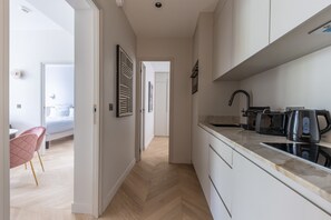 Een koelkast, een microgolfoven, een oven, een kookplaat