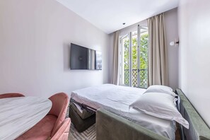 2 Schlafzimmer, Schreibtisch, Bügeleisen/Bügelbrett, WLAN