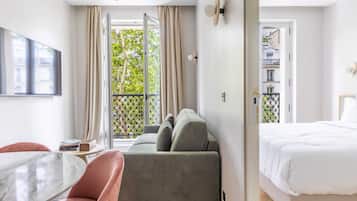 2 habitaciones, escritorio, tabla de planchar con plancha y wifi