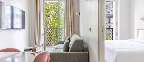 2 bedrooms, desk, iron/ironing board, WiFi