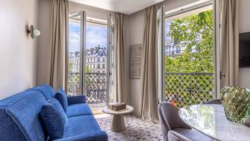 Télévision, livres, espaces bureaux