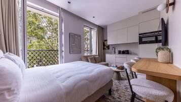 1 dormitorio, escritorio, tabla de planchar con plancha y wifi