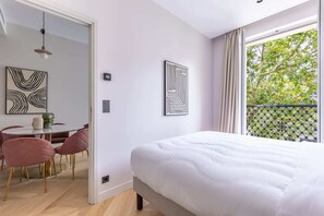 2 bedrooms, desk, iron/ironing board, WiFi