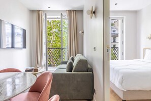 2 bedrooms, desk, iron/ironing board, WiFi
