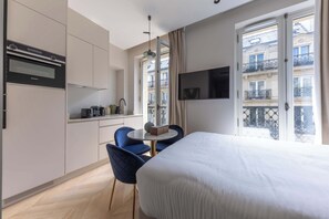 2 bedrooms, desk, iron/ironing board, WiFi