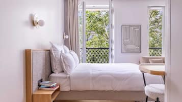 1 habitación, escritorio, tabla de planchar con plancha y wifi